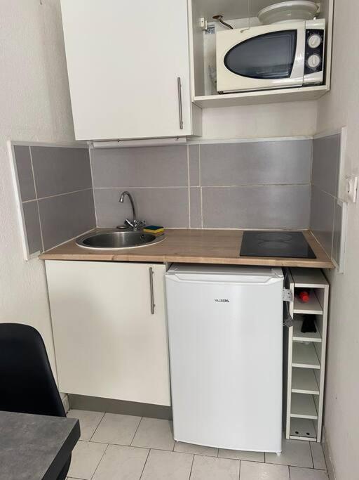Studio Clim Parking Dhuoda Nimes Bagian luar foto