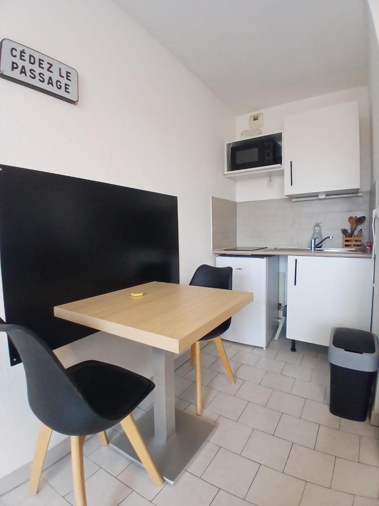 Studio Clim Parking Dhuoda Nimes Bagian luar foto